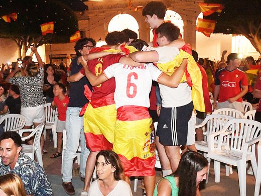 (Fotos) Marea roja de alegría en Menorca