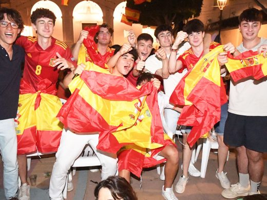 (Fotos) Marea roja de alegría en Menorca