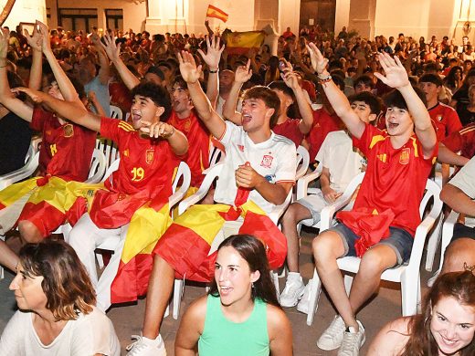 (Fotos) Marea roja de alegría en Menorca