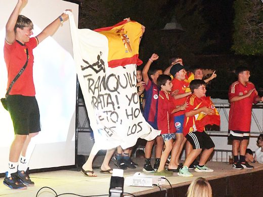 (Fotos) Marea roja de alegría en Menorca