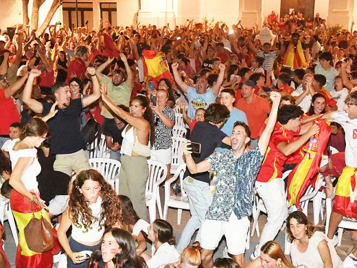 (Fotos) Marea roja de alegría en Menorca