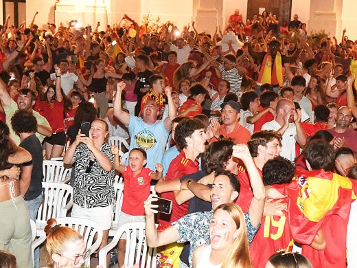 (Fotos) Marea roja de alegría en Menorca