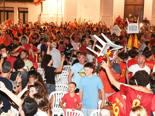 (Fotos) Marea roja de alegría en Menorca