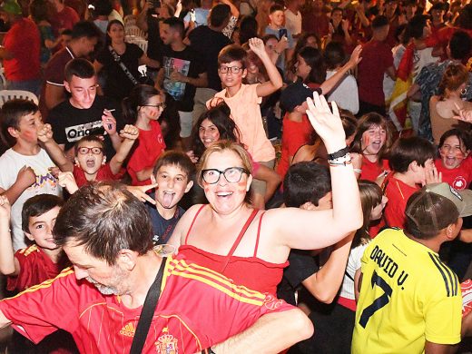 (Fotos) Marea roja de alegría en Menorca