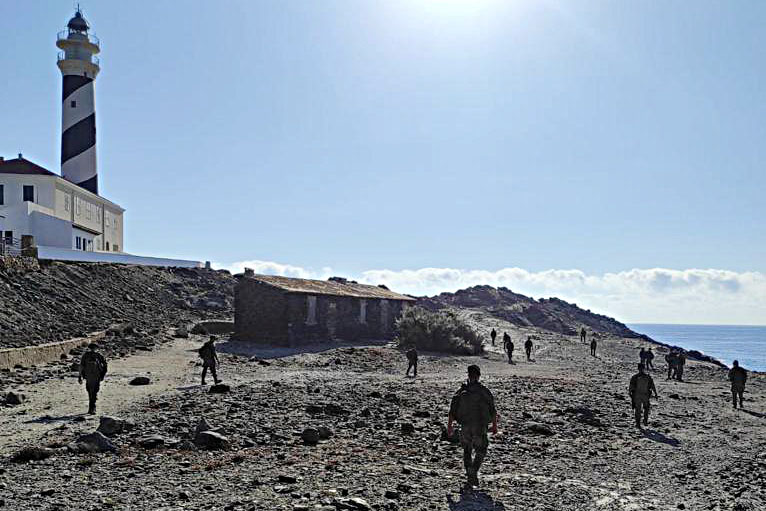 Imagen de archivo de los militares recorriendo la zona del Faro de Favàritx en Maó (Foto: COMGEBAL)