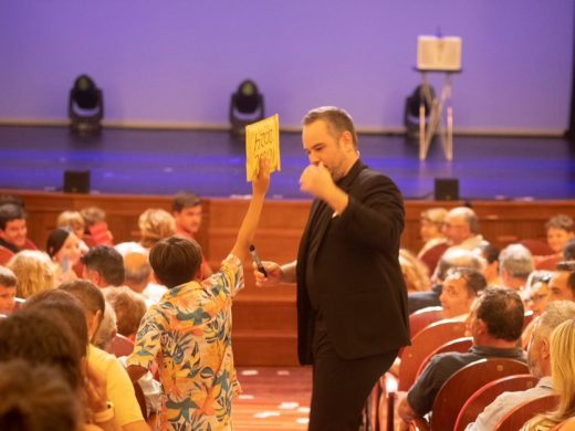 (Fotos) El espectáculo de ilusionismo de Jorge Blass abre el Splendid Festival en Maó