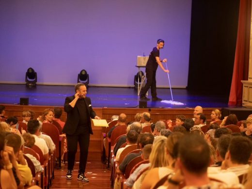 (Fotos) El espectáculo de ilusionismo de Jorge Blass abre el Splendid Festival en Maó