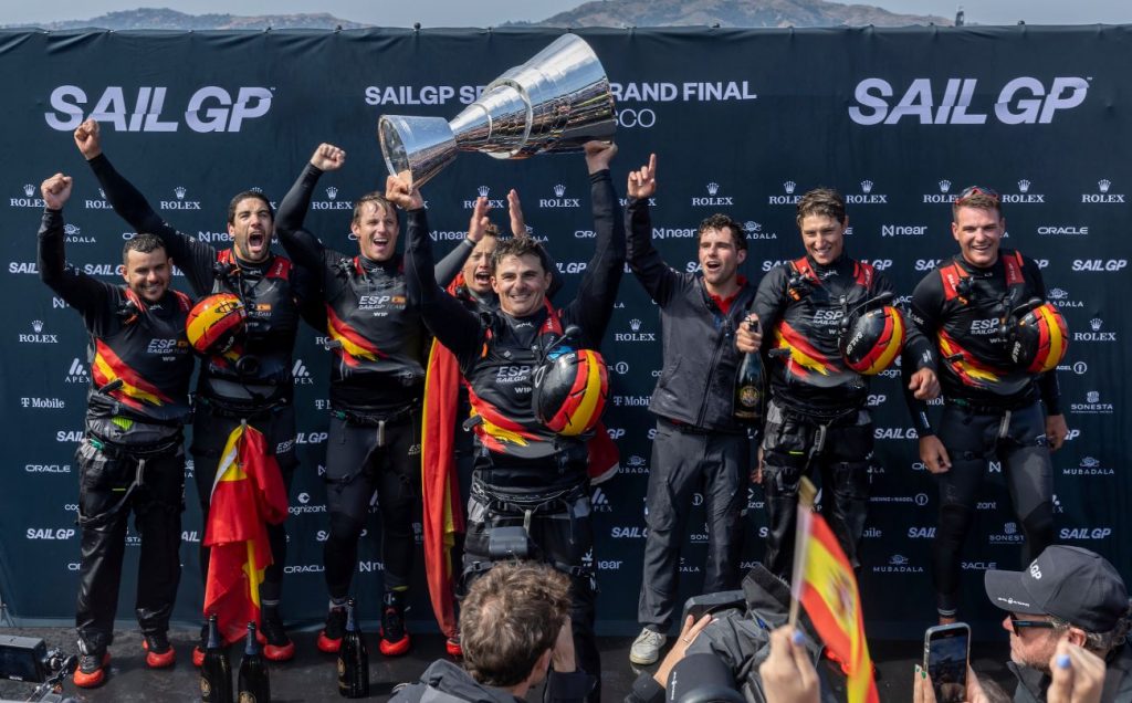 El equipo español celebrando el triunfo (Foto: Spain SailGP Team)
