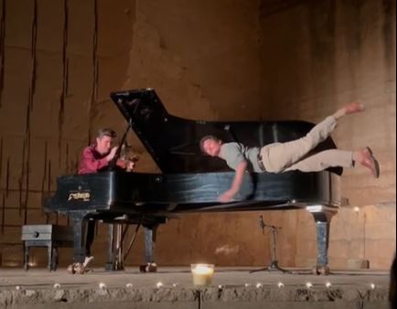 Marco Mezquida al piano en Líthica y Joan Taltavull dentro del piano