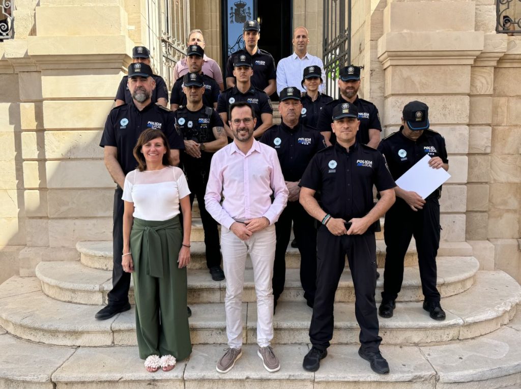 Héctor Pons y Elena Costa con los nuevos mandos de la Policía Local de Maó