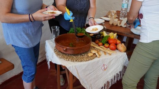 Revista Oliaigua: su objetivo es promover el producto local, la gente que lo hace posible y la cocina menorquina