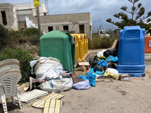 (Fotos y vídeo) Basura y suciedad se acumulan en Cala Llonga