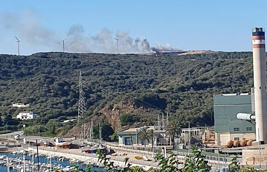 El humo se divisaba desde la ciudad de Maó (Foto: Nando Andreu)