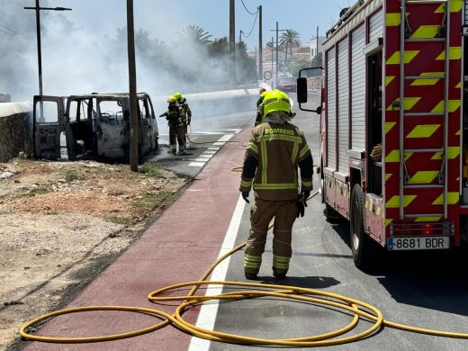 (Fotos) Arde una furgoneta en Binifadet