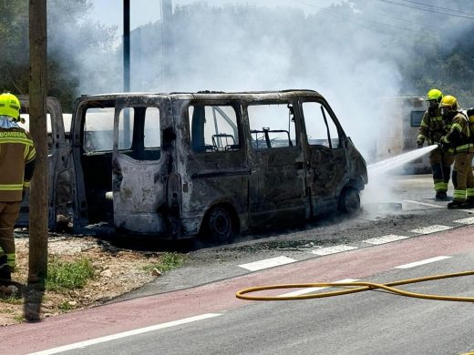 (Fotos) Arde una furgoneta en Binifadet