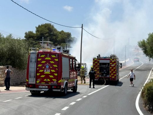 (Fotos) Arde una furgoneta en Binifadet