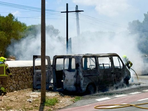 (Fotos) Arde una furgoneta en Binifadet