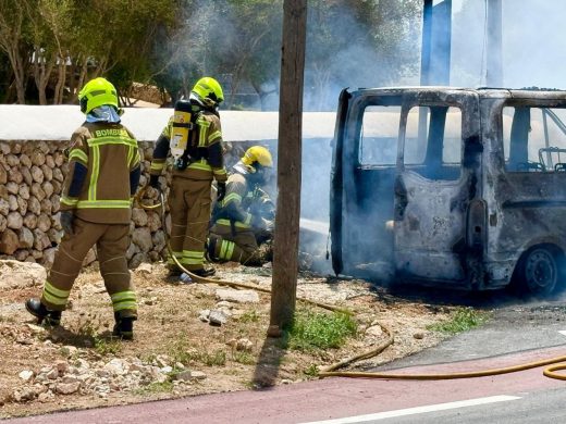 (Fotos) Arde una furgoneta en Binifadet