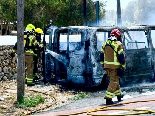 (Fotos) Arde una furgoneta en Binifadet