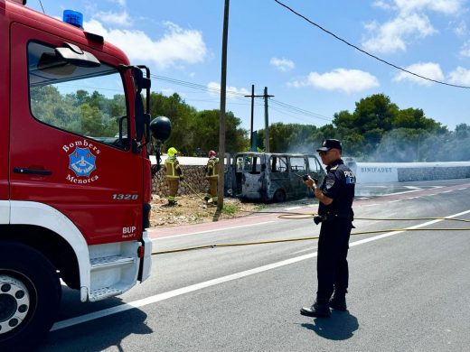 (Fotos) Arde una furgoneta en Binifadet