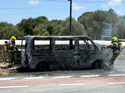 (Fotos) Arde una furgoneta en Binifadet