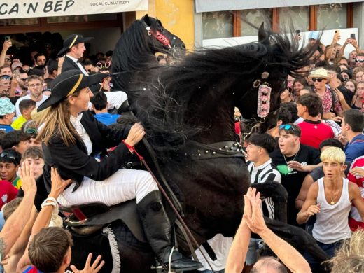 (Vídeo y fotos) Sant Martí hace botar Es Mercadal