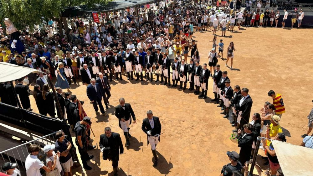 'Caixers' y 'cavallers' se reúnen frente al Ayuntamiento antes de recoger a sus caballos y comenzar el Jaleo (Foto: Tolo Mercadal)