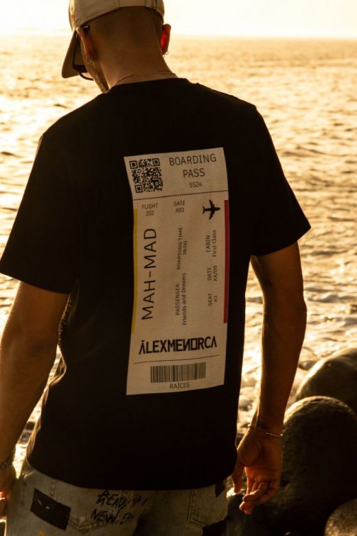 Álex Menorca saca a la venta su colección  de camisetas ‘Raíces’