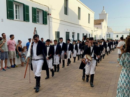 (Vídeos y fotos) Sant Antoni lleva la fiesta a Fornells