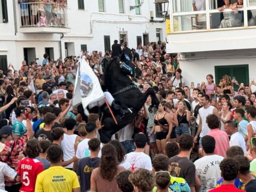 (Vídeos y fotos) Sant Antoni lleva la fiesta a Fornells