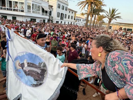 (Vídeos y fotos) Sant Antoni lleva la fiesta a Fornells