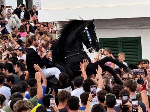 (Vídeos y fotos) Sant Antoni lleva la fiesta a Fornells