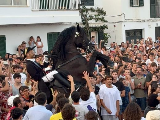 (Vídeos y fotos) Sant Antoni lleva la fiesta a Fornells