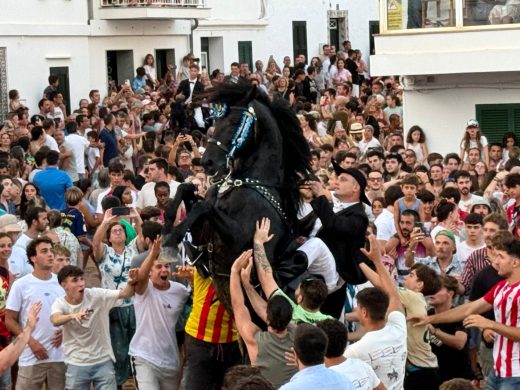 (Vídeos y fotos) Sant Antoni lleva la fiesta a Fornells