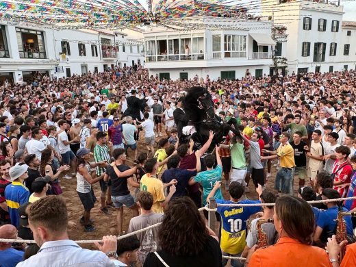 (Vídeos y fotos) Sant Antoni lleva la fiesta a Fornells