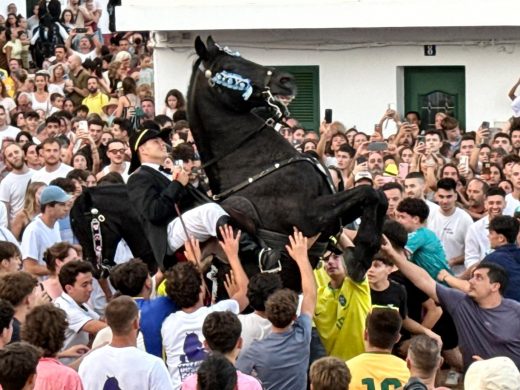 (Vídeos y fotos) Sant Antoni lleva la fiesta a Fornells