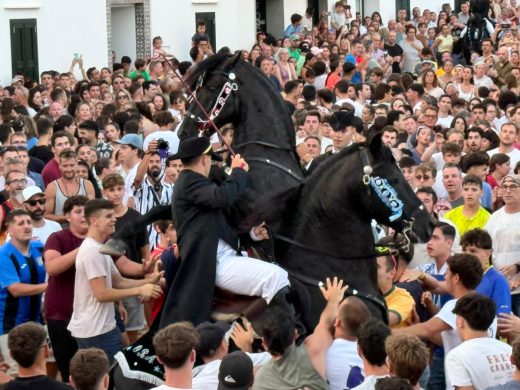 (Vídeos y fotos) Sant Antoni lleva la fiesta a Fornells