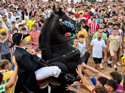 (Vídeos y fotos) Sant Antoni lleva la fiesta a Fornells