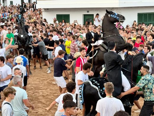 (Vídeos y fotos) Sant Antoni lleva la fiesta a Fornells