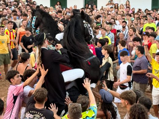 (Vídeos y fotos) Sant Antoni lleva la fiesta a Fornells