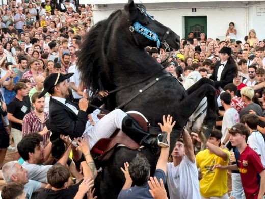 (Vídeos y fotos) Sant Antoni lleva la fiesta a Fornells