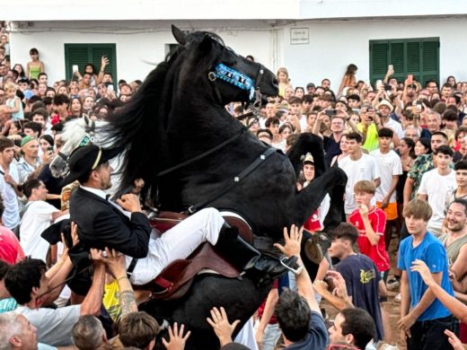 (Vídeos y fotos) Sant Antoni lleva la fiesta a Fornells