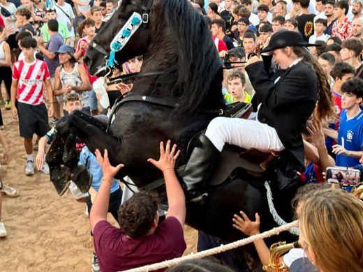 (Vídeos y fotos) Sant Antoni lleva la fiesta a Fornells