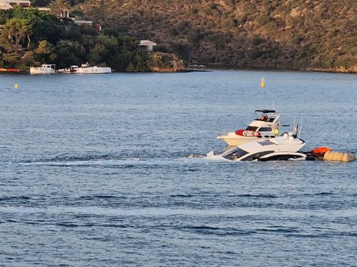 (Vídeo) Remolcan la barca hundida en la Illa d’en Colom