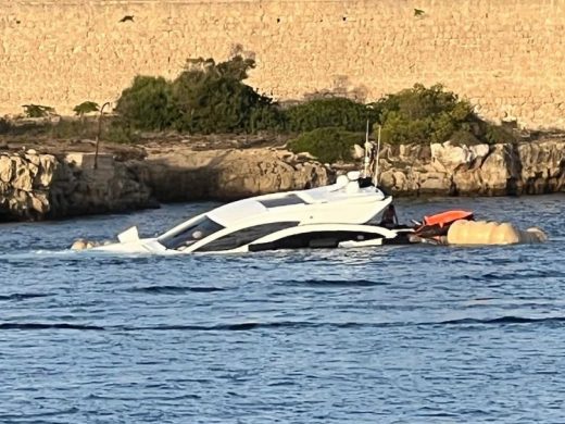 (Vídeo) Remolcan la barca hundida en la Illa d’en Colom