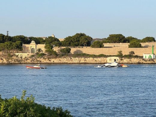 (Vídeo) Remolcan la barca hundida en la Illa d’en Colom