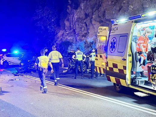 (Fotos) Dos heridos en un terrible accidente en la bajada al puerto de Maó