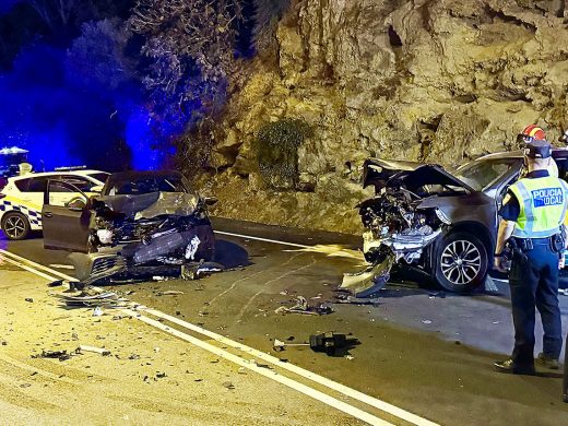 (Fotos) Dos heridos en un terrible accidente en la bajada al puerto de Maó