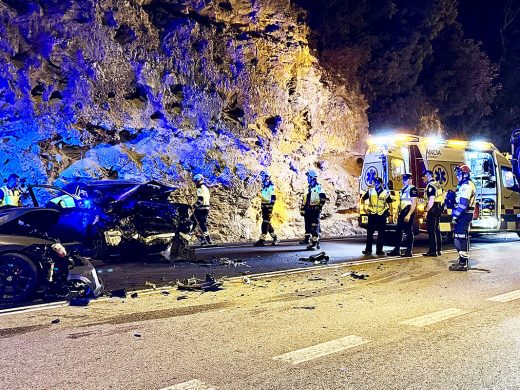 (Fotos) Dos heridos en un terrible accidente en la bajada al puerto de Maó