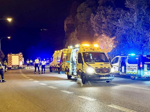 (Fotos) Dos heridos en un terrible accidente en la bajada al puerto de Maó